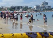 Desde la tarde de este 1 de noviembre, los turistas empezaron a llegar a las playas de Santa Elena. Salinas, en la imagen, ha sido una de las más visitadas.