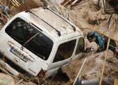 Expertos de la Guardia Civil buscan cuerpos sin vida entre los vehículos atrapados entre los cimientos de un edificio en construcción este sábado 2 de noviembre en Paiporta, Valencia.