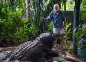 Fotografía de archivo del cuidador del centro Marineland Melanesia de Australia con Cassius, el cocodrilo en cautividad más grande del mundo, que falleció este viernes 1 de noviembre.