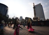 Personas participan en el desfile del Día de Muertos, en la Ciudad de México.