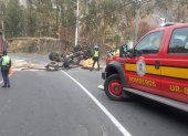 El camión se estrelló y volcó en la avenida Simón Bolívar, a la altura de Guápulo. Dos personas fallecieron.