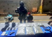 Entre los indicios se encontró armas de fuego, municiones y droga.