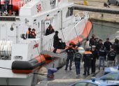 La patrulla de la guardia costera italiana llega al puerto de Bari con los 12 migrantes del centro de repatriación italiano en Gjader, a quienes se ordenó su regreso al país en octubre pasado.