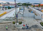 La nueva intersección divergente tipo diamante se construye en la avenida Isidro Ayora, junto al nuevo puente de la avenida de las Américas. Se prevé que esté lista en mayo del 2025.