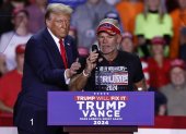 El candidato presidencial y expresidente de EE.UU. Donald Trump cede el escenario al trabajador automotriz Brian Pannacker durante un mitin de campaña en Grand Rapids, Michigan, EE. UU., 04 de noviembre de 2024.