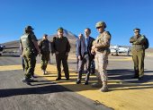 El subsecretario de la cartera Luis Cordero (c), durante su visita a la ciudad fronteriza de Colchane, región de Tarapacá (Chile).