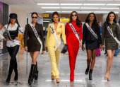 Cinco de las 130 candidatas a Miss Universo a su llegada al aeropuerto de Ciudad de México.