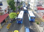 LOS HABITANTES DE LA CALLE DE GUAYAQUIL SE QUEJAN POR EL HUMO Y EL DAÑO EN LA CALLE TRAS EL RECORRIDO DE BUSES POR EL SEGUNDO CORREDOR VÍAL.
10052018 - CALLE ESMERALDAS CONGESTIONADA POR BUSES / GUAYAQUIL - ECUADOR / ALEX LIMA / EXPRESO.