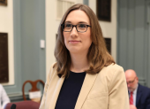 Sarah McBride fue electa en su estado Delware, por el partido demócrata.