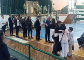 Velación. Ayer, feligreses despidieron a su párroco, en coliseo de Ambato.