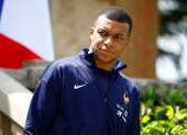 Clairefontaine-en-yvelines (France), 03/06/2024.- French soccer player Kylian Mbappe waits for the arrival of French President Emmanuel Macron for a lunch at their training camp ahead of the UEFA Euro 2024, in Clairefontaine-en-Yvelines, France, 03 June 2024. (Francia) EFE/EPA/SARAH MEYSSONNIER / POOL MAXPPP OUT