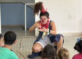 Payasos de la asociación Clown me In actúan ante una veintena de niños en un centro social de la localidad libanesa de Baabdat como parte de su programa itinerante de espectáculos para atender la salud mental de los menores