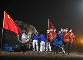 El astronauta chino Li Cong (3-D) saluda mientras es sacado de la cápsula de retorno de la nave espacial tripulada Shenzhou-18 en el sitio de aterrizaje Dongfeng, en la Región Autónoma de Mongolia Interior, China.