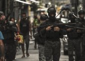 Policías que participan en un operativo contra las bandas criminales en la Favela de Maré, en la zona norte de la ciudad de Río de Janeiro (Brasil).