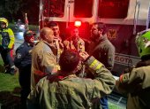 El alcalde Carlos Fernando Galán (2d), hablando con bomberos durante los trabajos de rescate este miércoles en Bogotá (Colombia).