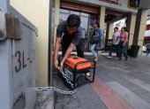 Comerciantes. Los propietarios de los negocios atan sus generadores a la pared con cadenas y candados, para que no sean robados por los delincuentes. Han ocurrido varios casos.