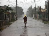 Un hombre camina en medio de la lluvia debido al paso del huracán Rafael, este miércoles, en La Habana (Cuba).