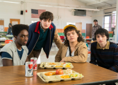 "Desde Hawkins con amor: detrás de cámaras de Stranger Things - Temporada 5", publicó Netflix acompañando la entrada con fotos del elenco.