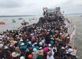 Los devotos acuden en caravana en lanchas para el desfile náutico en la isa isla de Canchimalero, en Esmeraldas