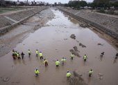 Miembros de la Unidad Militar de Emergencia UME realizan tareas de búsqueda en el barranco del Poyo, a la altura la localidad valenciana de Catarroja, este viernes.