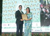 Entrega de placa reconocimiento Prefectura de el Oro. Karina torres vice prefecta El Oro a Jorge Encalada.