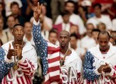 Momento exacto de la premiación de Barcelona 92’ en que Jordan tapa la marca de su chaqueta con la bandera en respeto a Nike, prendas que alcanzaron millones en subasta.