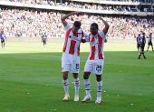 Álex Arce y Brian Ramírez festejando el gol del paraguayo.