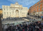 La Fontana de Trevi estrenó este sábado una pasarela que permite observar de cerca.