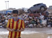 Un hincha del Valencia por las calles 10 días después del temporal.c