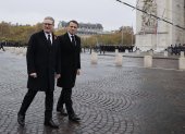 El primer ministro británico, Keir Starmer (i), y el presidente francés, Emmanuel Macron, pasan revista a las tropas durante la conmemoración del 106 aniversario del Armisticio de la Primera Guerra Mundial, en París.