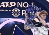Jannik Sinner levantando el trofeo que lo consagran como el # 1 del tenis mundial al término de la temoporada.
