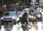 Aspecto de una calle de Barcelona a primera hora de la tarde de este martes en que la consellera de Interior, Núria Parlon, ha pedido a la ciudadanía estar atenta en las próximas horas a las previsiones metereológicas.