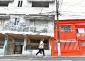 Afectación. El primer caso, ubicado en las calles Colombia y la 15, está inclinado de un lado y ha causado también daños en su edificio vecino.