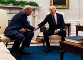 El presidente electo Donald Trump (i) y el presidente Joe Biden (d) se dan la mano en el encuentro que tuvieron en la oficina oval de la Casa Blanca este miércoles 13 de noviembre de 2024.