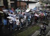 Varias personas se manifiestan en contra del aborto durante una marcha llamada en San José (Costa Rica), en un día con fuertes lluvias.