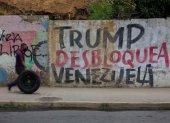 Un mural en que se lee "Trump desbloquea Venezuela", en Caracas (Venezuela).