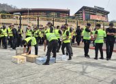 Los guardias que iban a trabajar en el Monumental, comiendo para ir a trabajar.