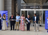 El corte de cinta se realizó en la entrada al mall.