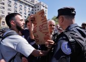 Un seguidor de la expresidenta de Argentina Cristina Fernández hablan con un miembro de la policía este miércoles, en la Ciudad de Buenos Aires (Argentina).