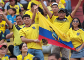 Los hinchas ecuatorianos apoyan a la Tri en el Monumental.