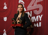 La cantante puertorriqueña Kany García posa con sus premios en la alfombra roja de la 25 entrega anual de los Premios Latin Grammy, este jueves, en el Kaseya Center de Miami, Florida.