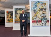 Tony Moré junto a parte de su obra.