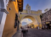 Fotografía del 30 de octubre de 2024 de la Calle del Arco, en Antigua Guatemala (Guatemala). Con paisajes inolvidables y una esencia colonial, Antigua es uno de los destinos turísticos obligatorios al viajar a Guatemala, tanto por su pasado histórico como por su vida contemporánea, esa que llama tanto la atención cada año a miles de extranjeros que disfrutan perderse en sus calles empedradas. EFE/ Andrea Godínez