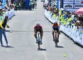 Robinson Chalapud (i) ganó la quinta etapa al ser más fuerte en el sprint.