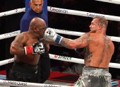 Jake Paul (d) derrotó a Mike Tyson (i). Es su décimo triunfo en el boxeo.
