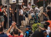 Decenas de familias del cerro Santa Ana y Las Peñas fueron testigos de las acrobacias en las escalinatas.