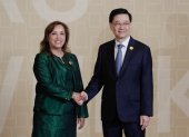 a presidenta de Perú, Dina Boluarte (i), saluda al jefe ejecutivo de Hong Kong, John Lee Ka-chiu (d).