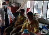 Bomberos reciben atención tras combatir fuertes incendios en Loja.