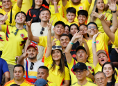 Hinchas de Colombia asisten este martes a un partido de las eliminatorias sudamericanas para el Mundial de 2026.