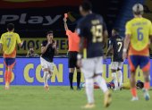 Momento en el que Piero Hincapié (c) fue expulsado por el árbitro Esteban Ostojich en el partido de Colombia vs Ecuador